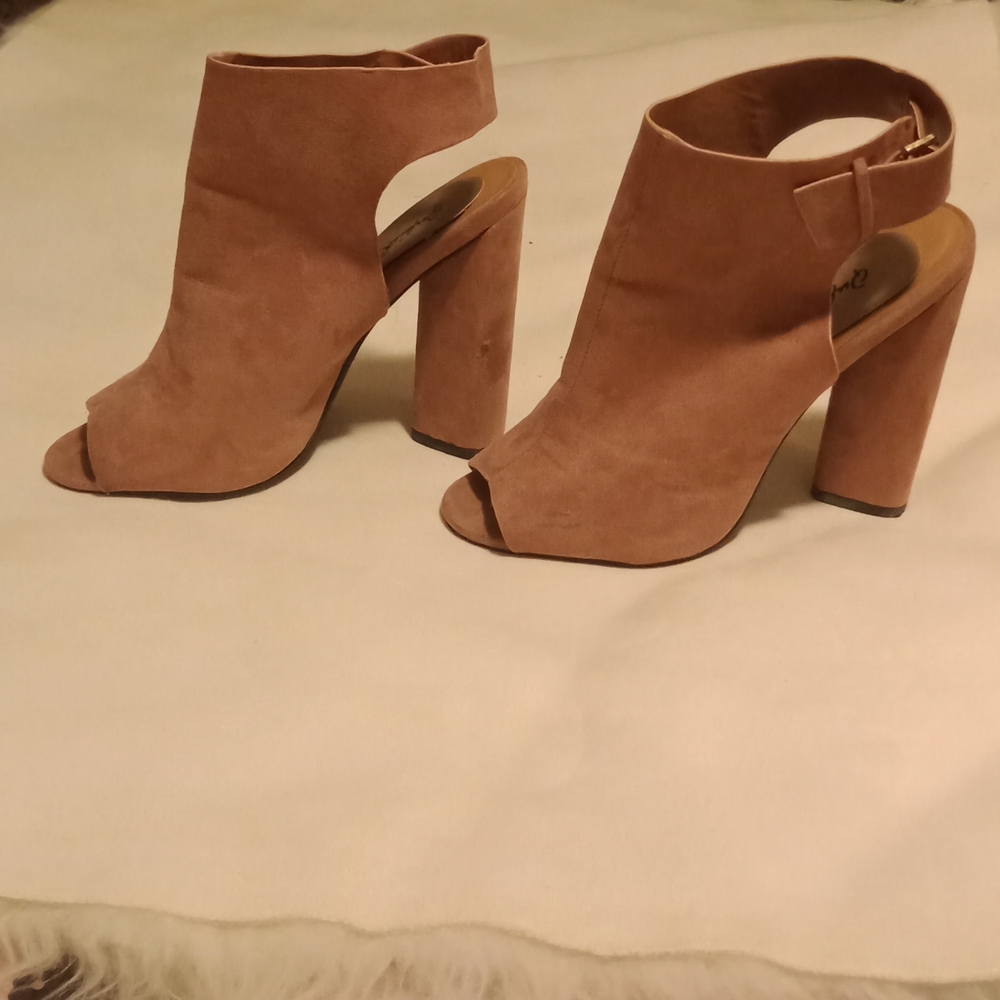 Women Blush/pink cut out peep toe stacked heeled strap buckle sandal size 7